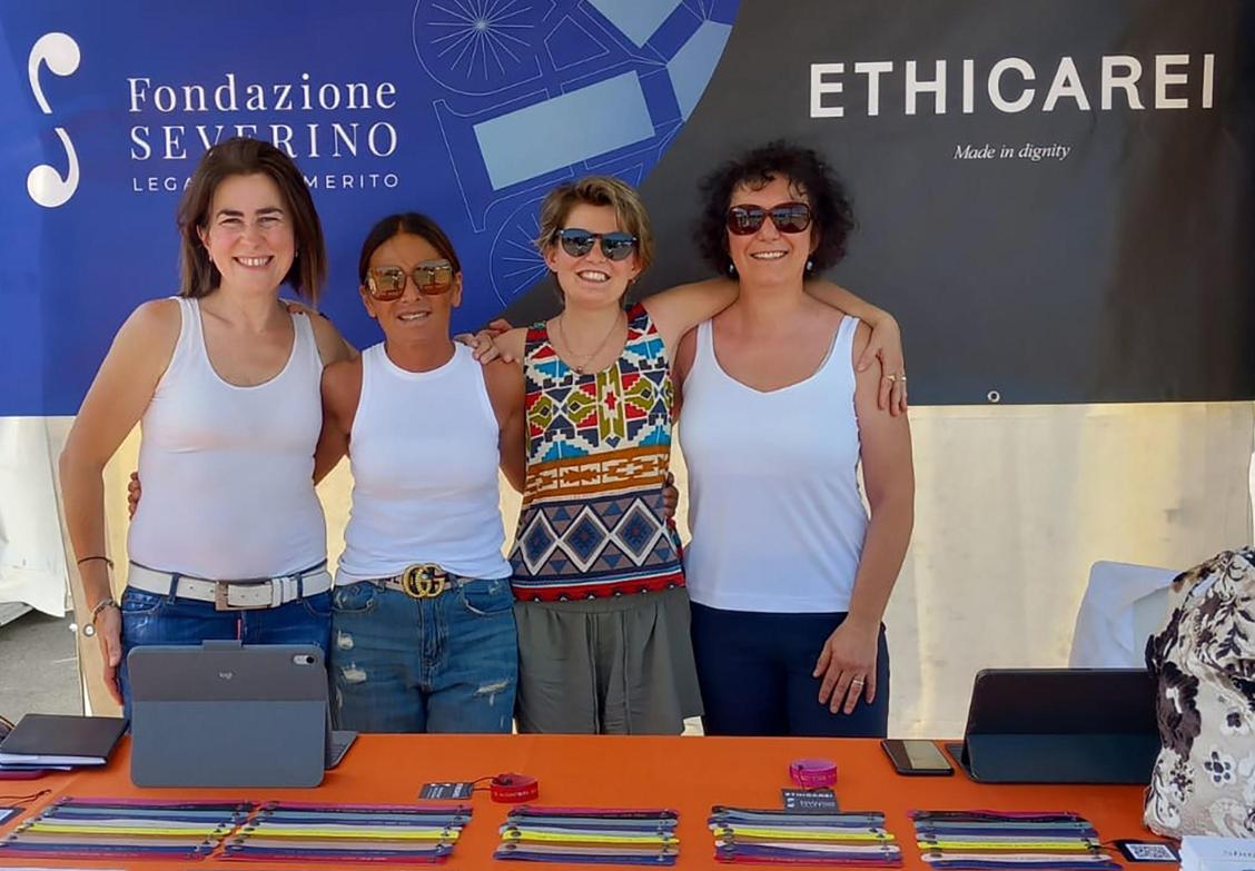 Bollate, il braccialetto solidale. Dalle carceri al palco di Ligabue Bollate, il braccialetto solidale. Dalle carceri al palco di Ligabue