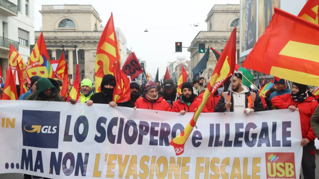 Il corteo a Milano nel giorno dello sciopero Il corteo a Milano nel giorno dello sciopero