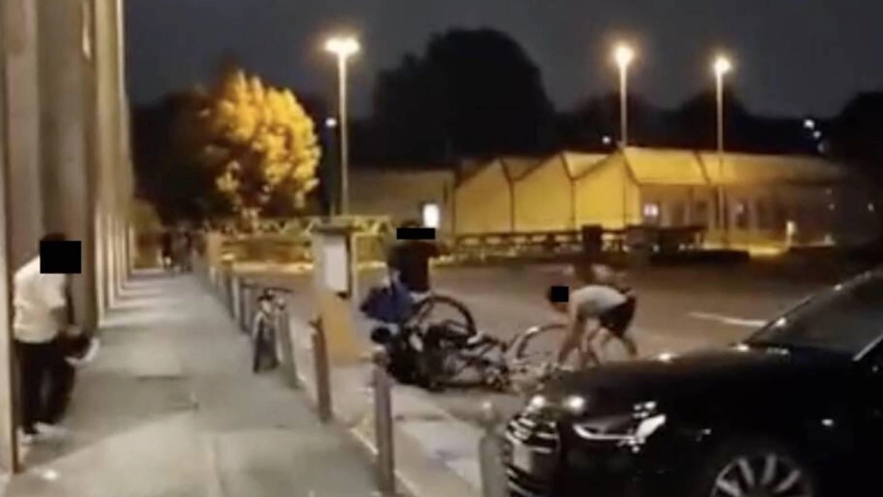 Il recente pestaggio in piazza Cambiaghi: un gruppo di ragazzi ha lanciato contro la vittima una bicicletta