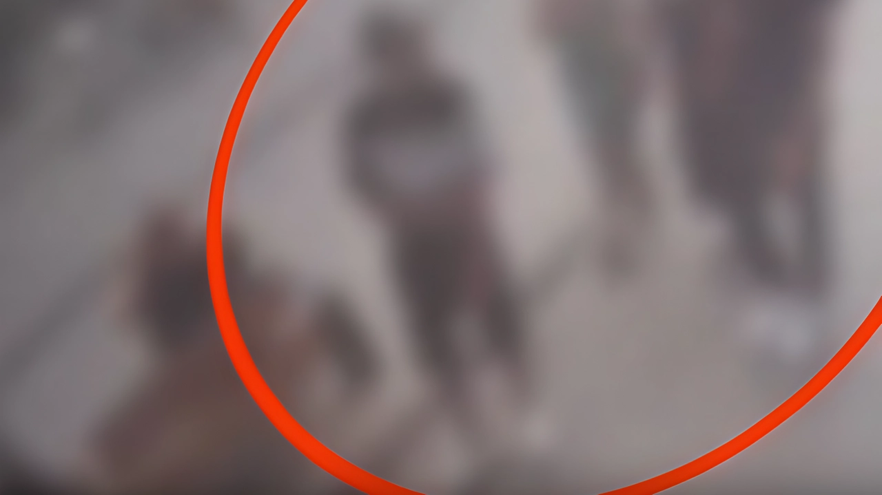 I rapinatori in strada, avanti e indietro senza perdere di vista le “prede“ I rapinatori in strada, avanti e indietro senza perdere di vista le “prede“