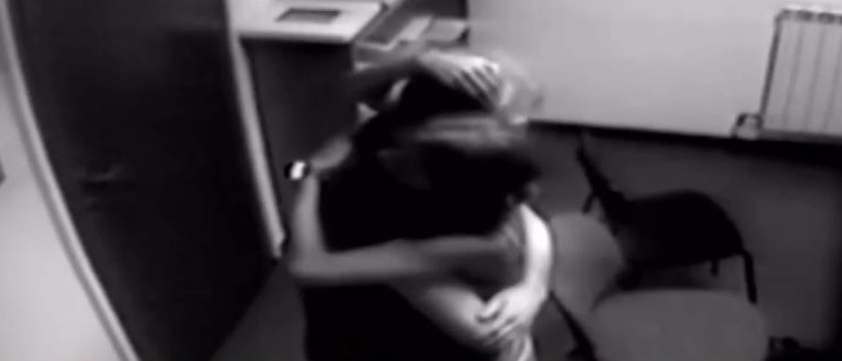 Stefania Cappa e il lungo abbraccio con Alberto Stasi sotto la telecamera: “Non mi lasciano stare”. “Dicono che sono uno str...”