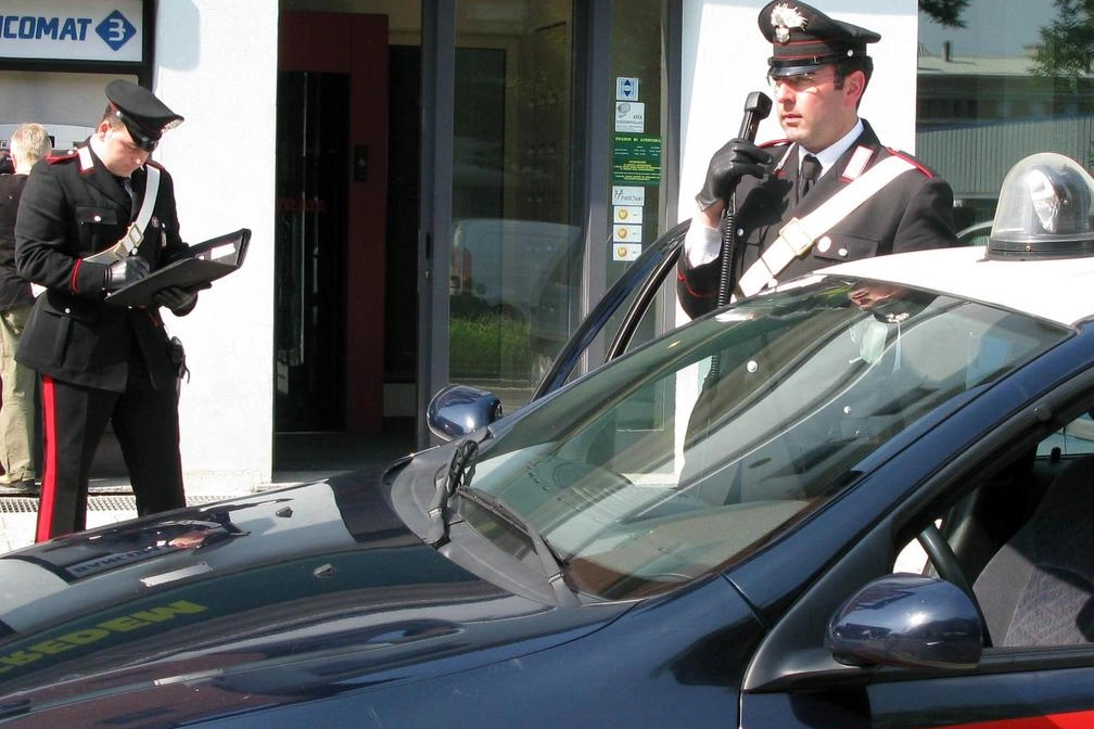 Nel mirino persone anziane, accerchiate al bancomat. L'indagine dei carabinieri (foto di archivio)