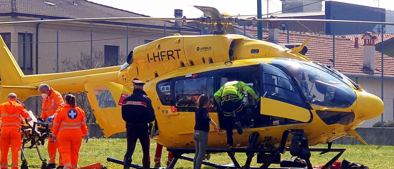Il piede rimane incastrato nel muletto: gravemente ferito operaio bresciano di 21 anni