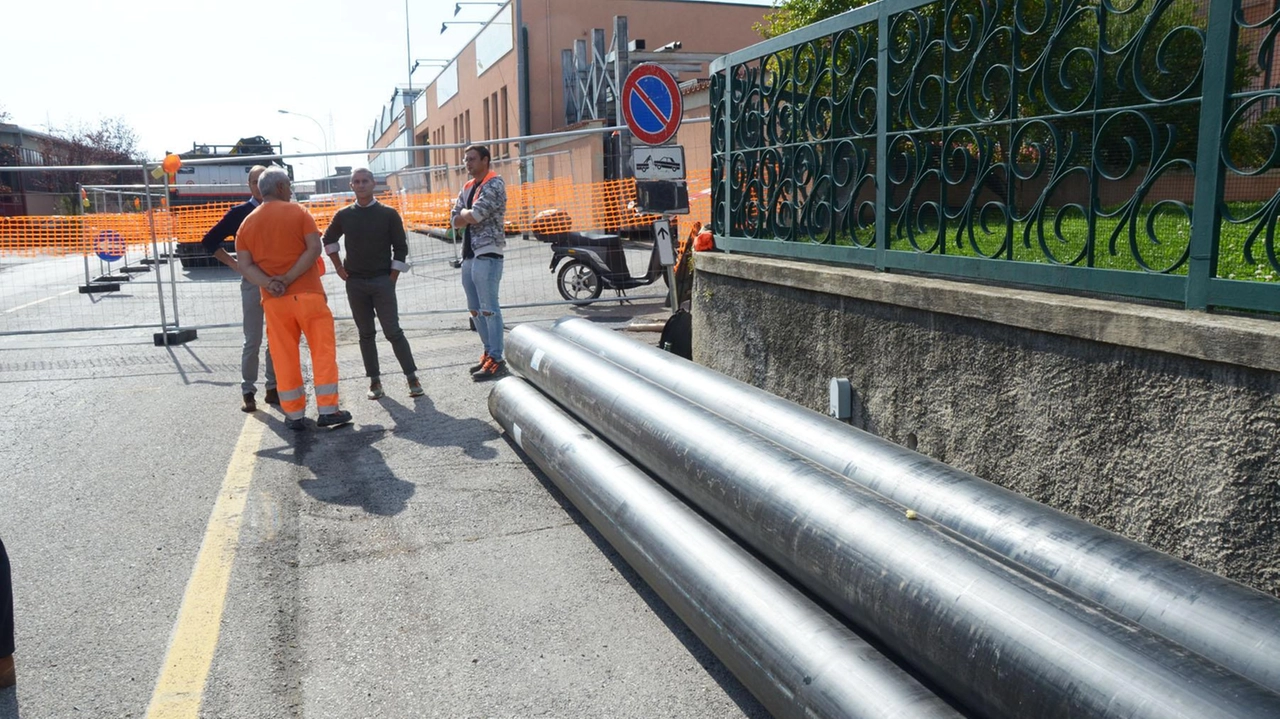 Uno dei cantieri per realizzare la rete alimentata dall’inceneritore Silea di Valmadrera grazie a 16 chilometri di doppie tubazioni di acciaio Uno dei cantieri per realizzare la rete alimentata dall’inceneritore Silea di Valmadrera grazie a 16 chilometri di doppie tubazioni di acciaio