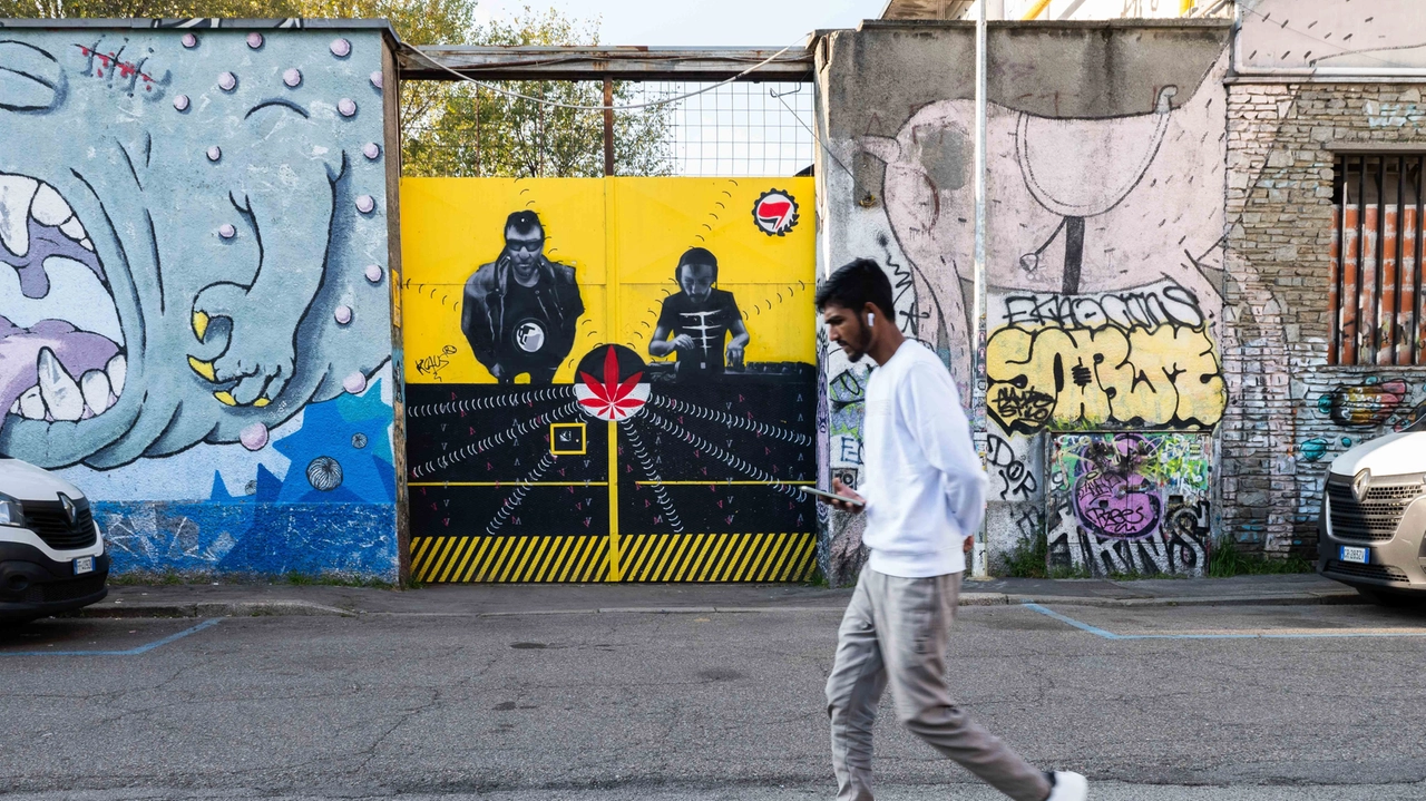 I murales che ricoprono lo stabile di via Watteau in zona Greco a Milano occupato dal centro sociale dopo l’addio all’edificio di via Leoncavallo I murales che ricoprono lo stabile di via Watteau in zona Greco a Milano occupato dal centro sociale dopo l’addio all’edificio di via Leoncavallo