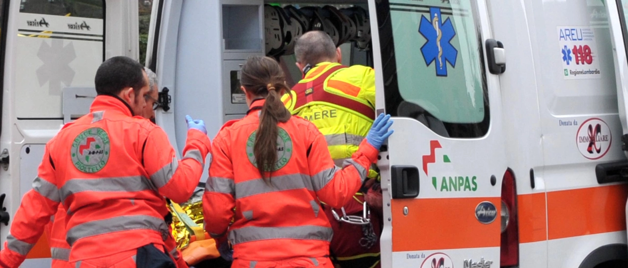 Soresina: aziona per sbaglio la benna del Bobcat e viene agganciato alla testa, muore operaio