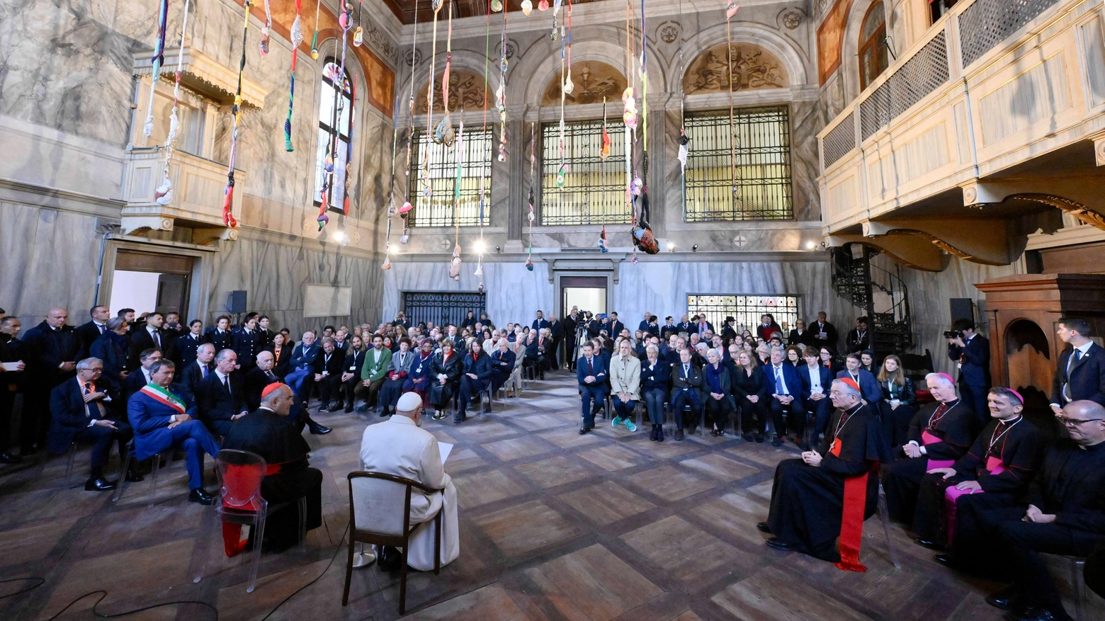 Papa Francesco durante la visita del padiglione della Santa Sede per la Biennale