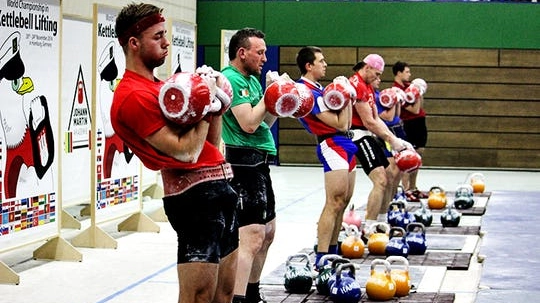 Atleti impegnato in una gara di kettlebell Atleti impegnato in una gara di kettlebell