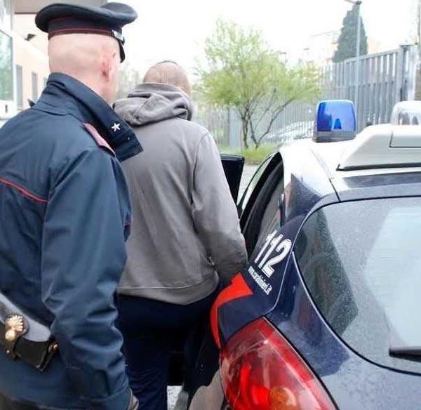 Picchia il papà e pure la nonna. Allontanato Picchia il papà e pure la nonna. Allontanato