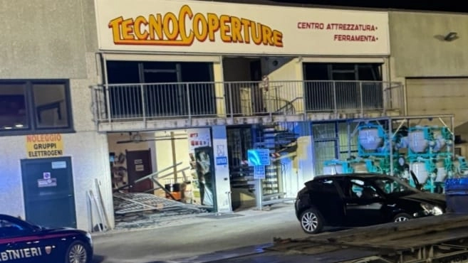 Spaccata alla ditta Tecnocoperture di via Magellano a Fombio