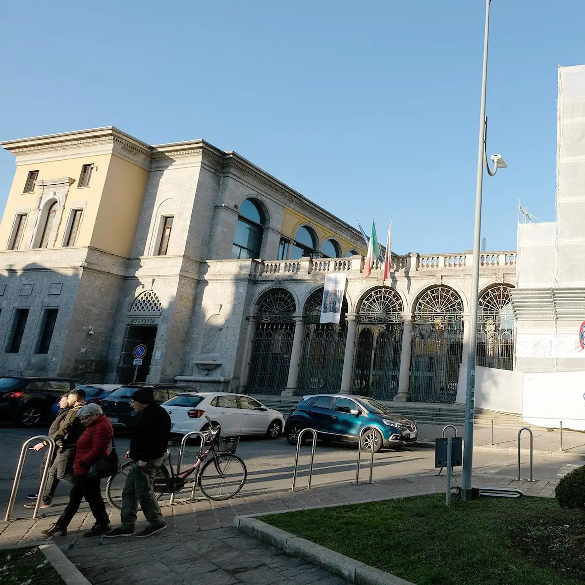 Sesto, permessi di soggiorno. Nove anni per corruzione