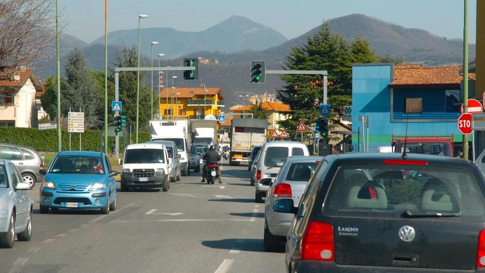 La strada 91 passa dalla Val Calepio collegando il Basso Sebino con il distretto della gomma, l’autostrada e la città di Bergamo La strada 91 passa dalla Val Calepio collegando il Basso Sebino con il distretto della gomma, l’autostrada e la città di Bergamo
