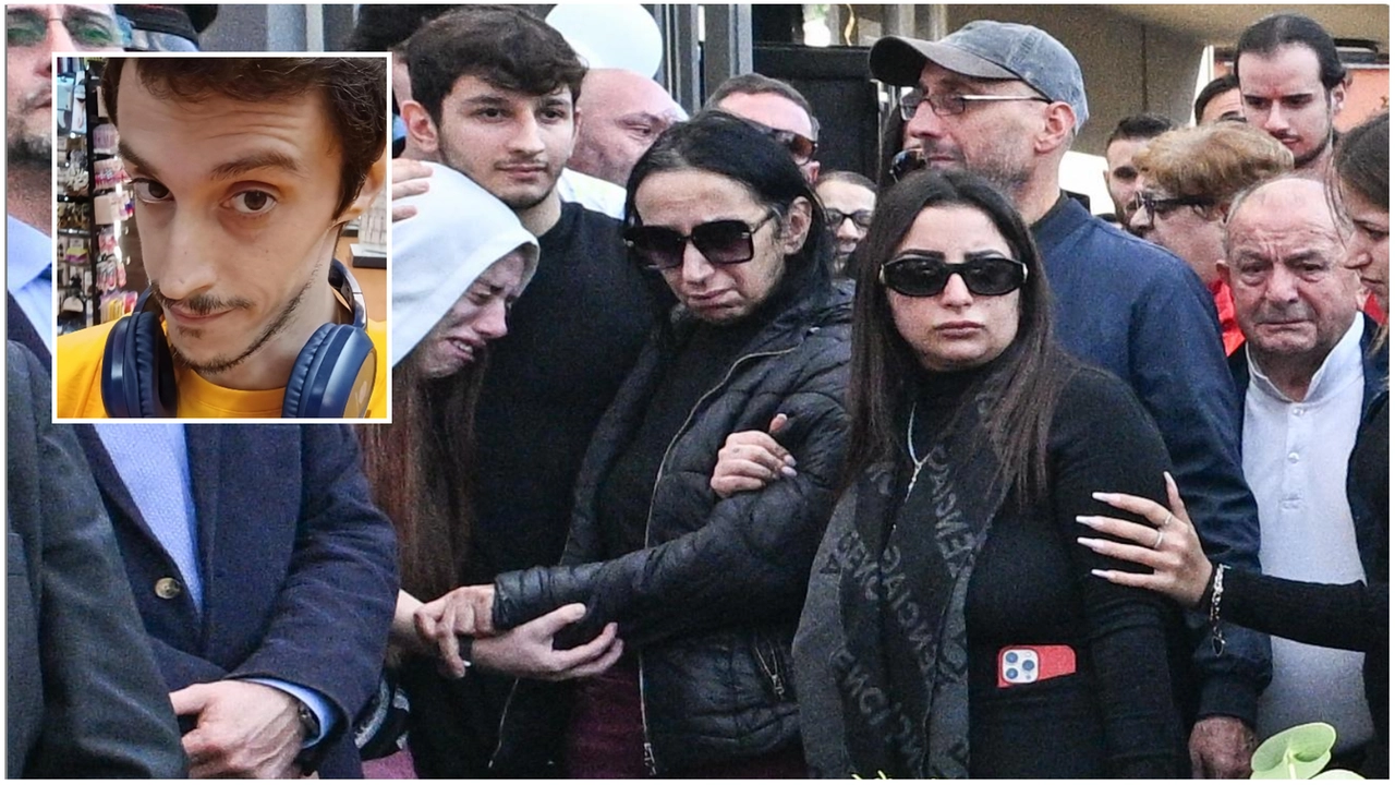 Nel riquadro Manuel Mastrapasqua. In grande, prima a destra, la sorella Marika, 27 anni, in lacrime alla fiaccolata a Rozzano per il fratello Nel riquadro Manuel Mastrapasqua. In grande, prima a destra, la sorella Marika, 27 anni, in lacrime alla fiaccolata a Rozzano per il fratello