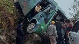 Il bus con a bordo i turisti che tornavano dal Machu Picchu precipitato nella scarpata Il bus con a bordo i turisti che tornavano dal Machu Picchu precipitato nella scarpata