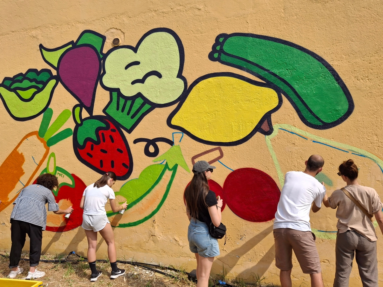 Nuova vita per l'area esterna di Cascina Vita Nova, volontari al lavoro per il murales