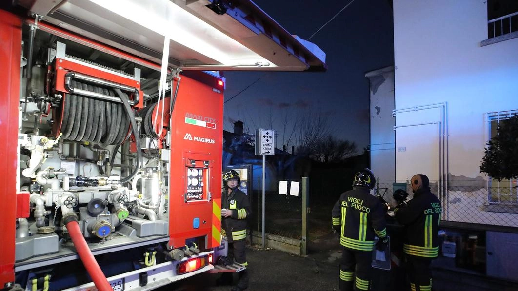 MAGNAGO (Milano) Vasto incendio in un capannone abbandonato. È accaduto sabato sera, quando il fuoco ha avvolto un capannone in disuso... MAGNAGO (Milano) Vasto incendio in un capannone abbandonato. È accaduto sabato sera, quando il fuoco ha avvolto un capannone in disuso...