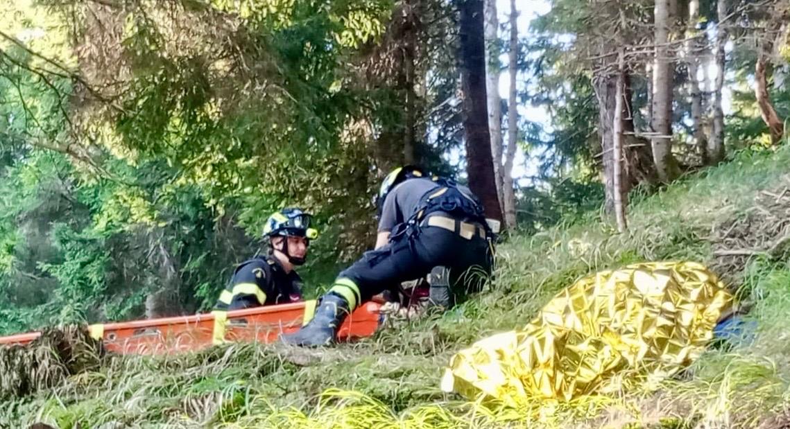 Albosaggia, si sente male nei boschi: morto cercatore di funghi