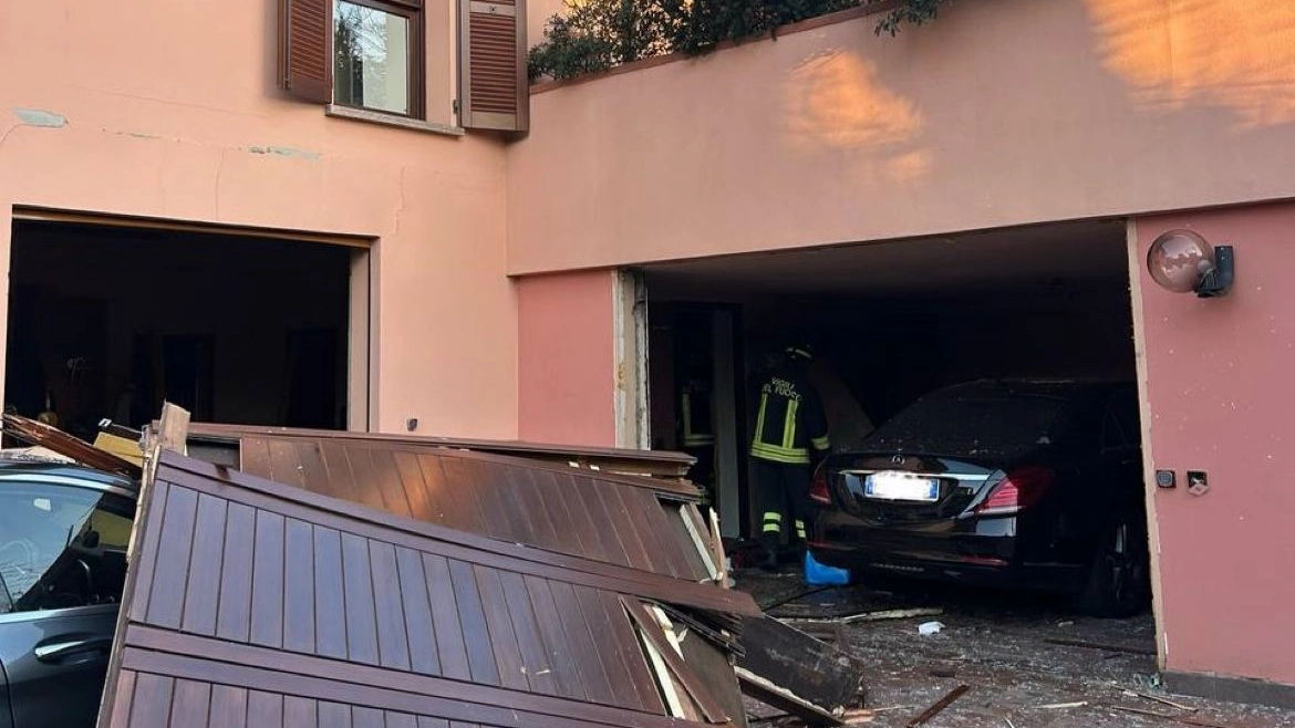 Il portone d’ingresso dell’abitazione scardinato dalla violenza dell’esplosione I tre feriti meno gravi erano al piano superiore Il portone d’ingresso dell’abitazione scardinato dalla violenza dell’esplosione I tre feriti meno gravi erano al piano superiore