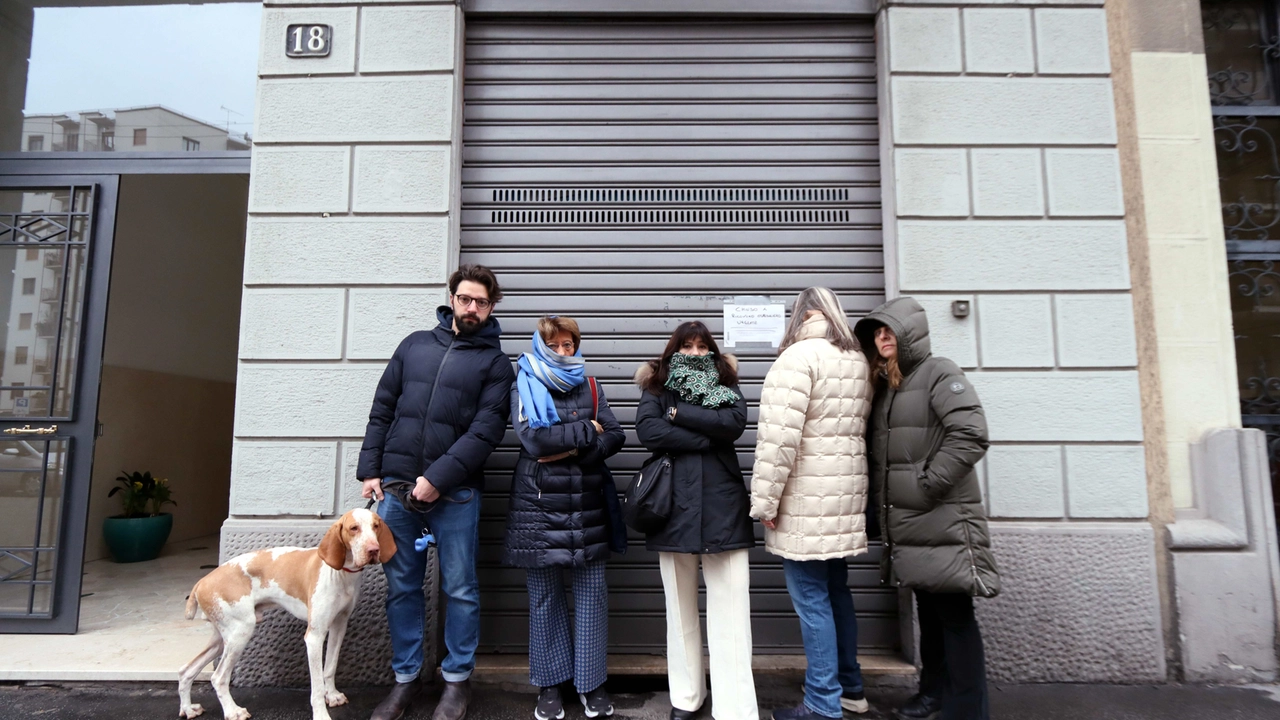 Alcuni dei clienti che hanno lasciato i loro abiti nel negozio chiuso da quattro mesi per “ricovero ospedaliero urgente” Alcuni dei clienti che hanno lasciato i loro abiti nel negozio chiuso da quattro mesi per “ricovero ospedaliero urgente”