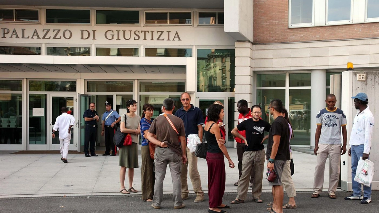 L’esterno del tribunale dove ieri si è aperto il processo davanti alla gup Valeria Rey. Il difensore, l’avvocato Davide Scaroni, ha ottenuto l’abbreviato