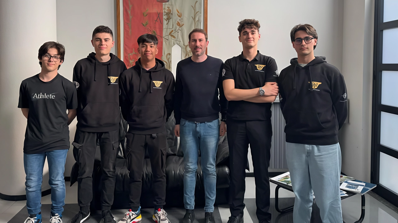 Cinque assi del liceo Casiraghi “svettano” al traguardo . Cinque assi del liceo Casiraghi “svettano” al traguardo .