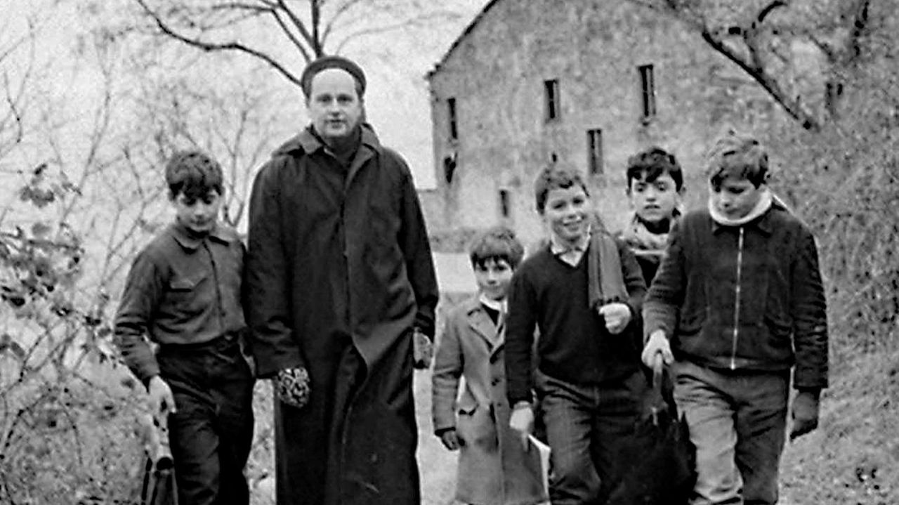 Don Lorenzo Milani era uno di quegli uomini che, per le sue scelte nette e coerenti, le rigide prese di... Don Lorenzo Milani era uno di quegli uomini che, per le sue scelte nette e coerenti, le rigide prese di...