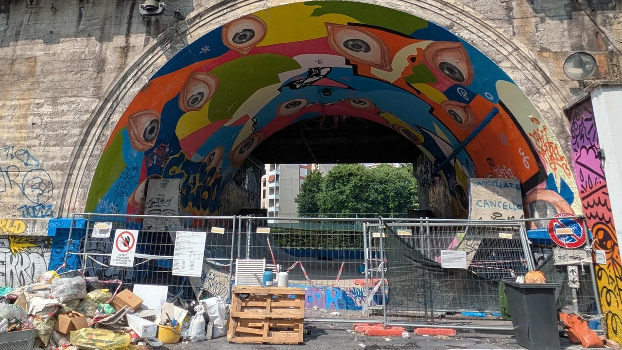 Lo stato dell’area che si trova sotto un’arcata della ferrovia tra le vie Merano e Pontano (Foto Salmoirago) Lo stato dell’area che si trova sotto un’arcata della ferrovia tra le vie Merano e Pontano (Foto Salmoirago)