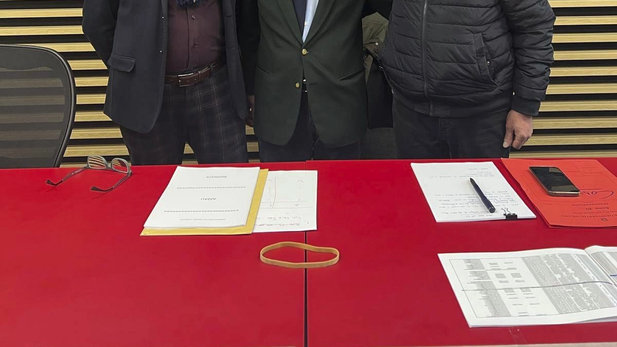 Da sinistra l’ex consigliere comunale Vittorio Riboldi il nuovo segretario cittadino Sergio Boiocchi e il militante Luigi Melas