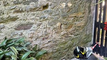 A San Siro, un uomo di 60 anni si è gravemente ferito mentre utilizzava acetilene nel suo garage. L'esplosione della bombola lo ha colpito alla gamba, richiedendo il ricovero in ospedale. L'incidente è stato classificato come domestico. A San Siro, un uomo di 60 anni si è gravemente ferito mentre utilizzava acetilene nel suo garage. L'esplosione della bombola lo ha colpito alla gamba, richiedendo il ricovero in ospedale. L'incidente è stato classificato come domestico.
