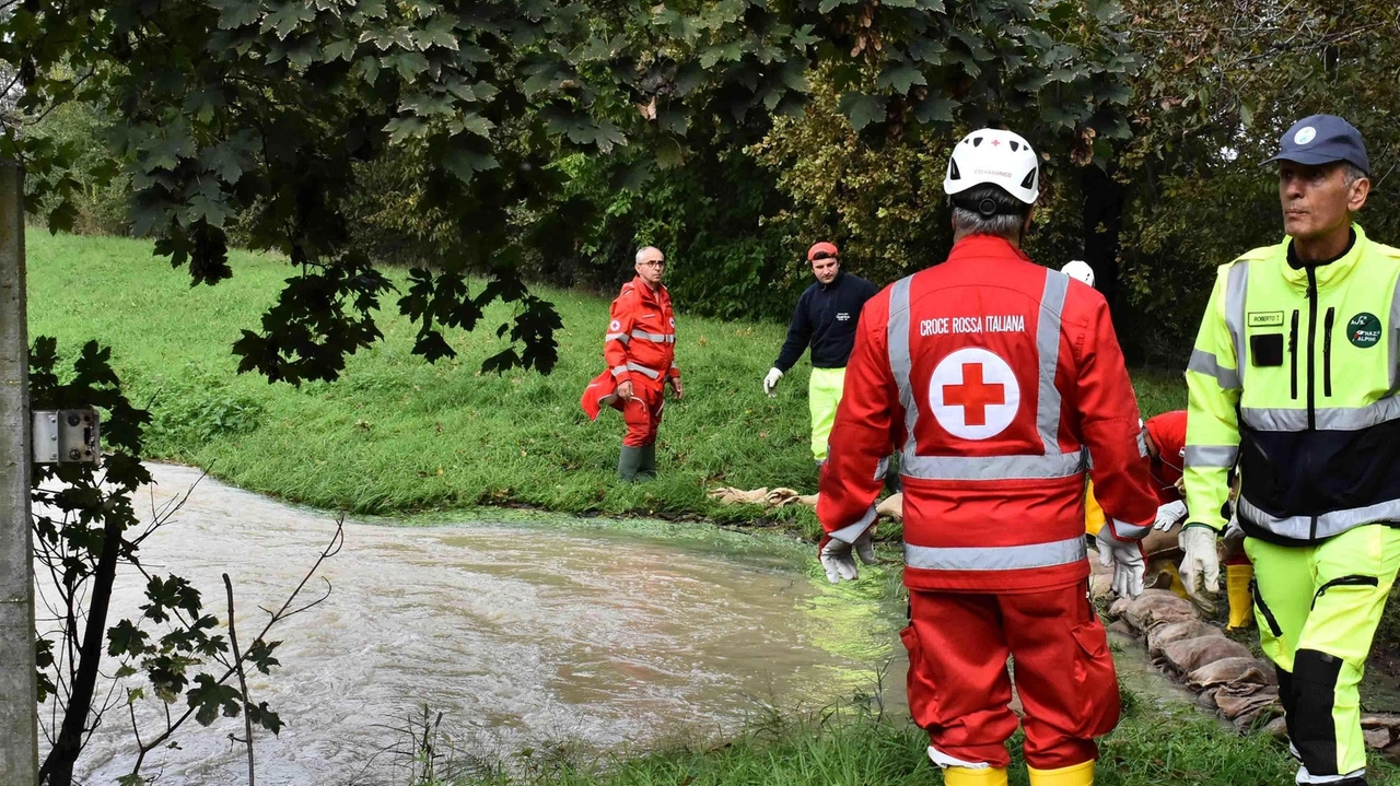 Il ruolo dei volontari della Croce rossa italiana nelle emergenze, da quelle internazionali, a quelle italiane e in quelle locali.... Il ruolo dei volontari della Croce rossa italiana nelle emergenze, da quelle internazionali, a quelle italiane e in quelle locali....