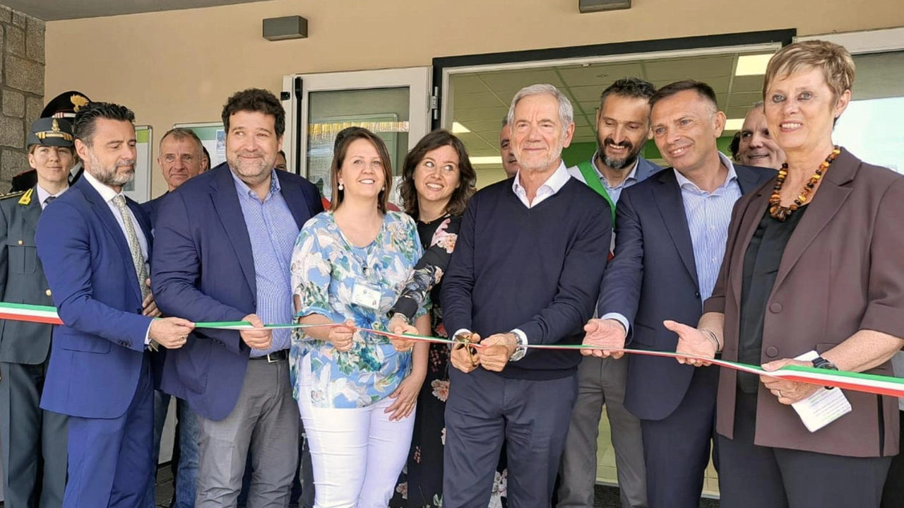 Il taglio del nastro del presidio territoriale di Ponte di Legno con il governatore della Lombardia Attilio Fontana Il taglio del nastro del presidio territoriale di Ponte di Legno con il governatore della Lombardia Attilio Fontana