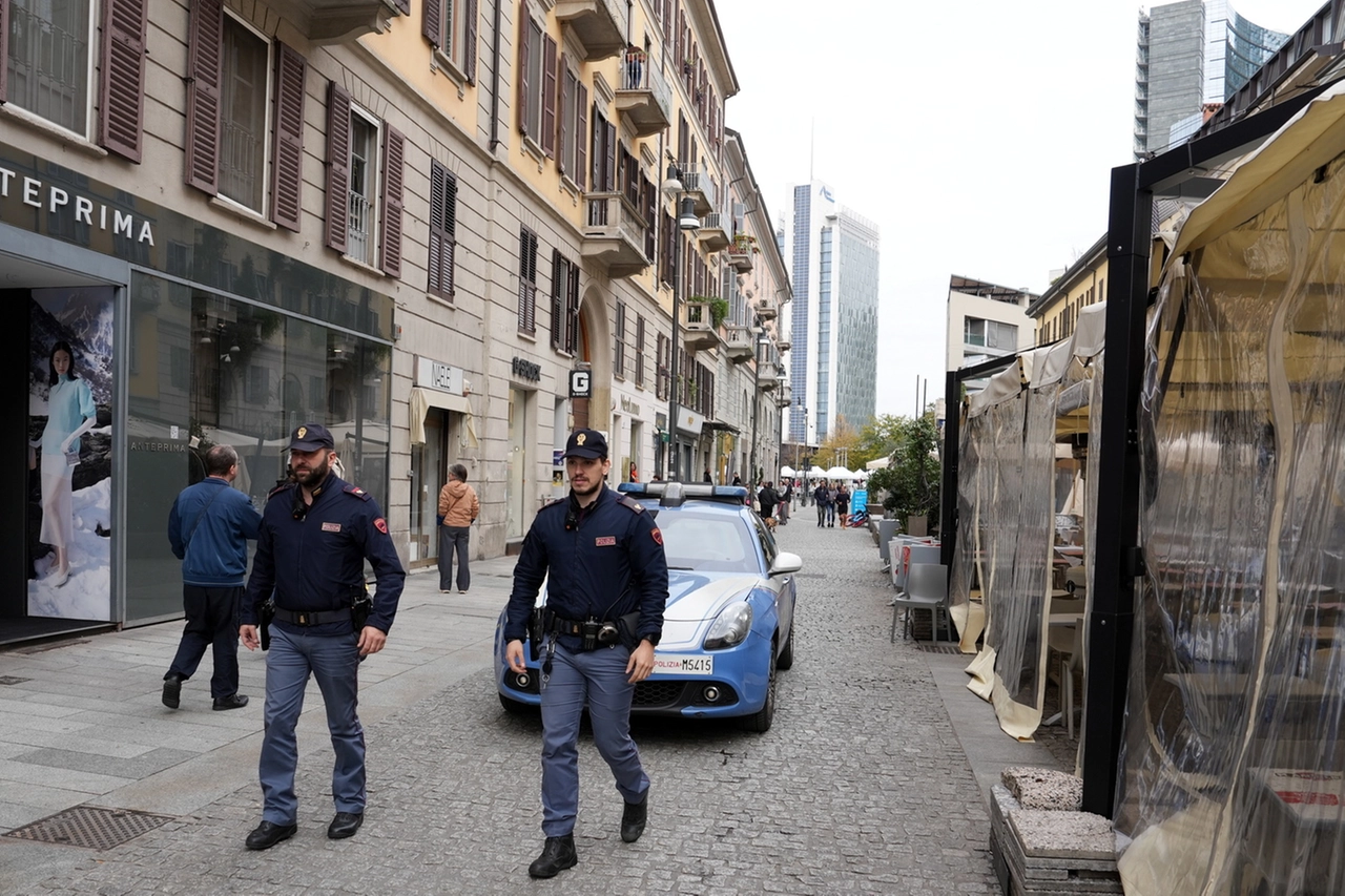 Poliziotti pattugliano corso Como