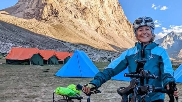Renata Andolfi pronta a scalare in bici il Pamir. Per il suo viaggio ha organizzato una raccolta fondi: l’obiettivo è donare 4 euro per ogni chilometro percorso Renata Andolfi pronta a scalare in bici il Pamir. Per il suo viaggio ha organizzato una raccolta fondi: l’obiettivo è donare 4 euro per ogni chilometro percorso