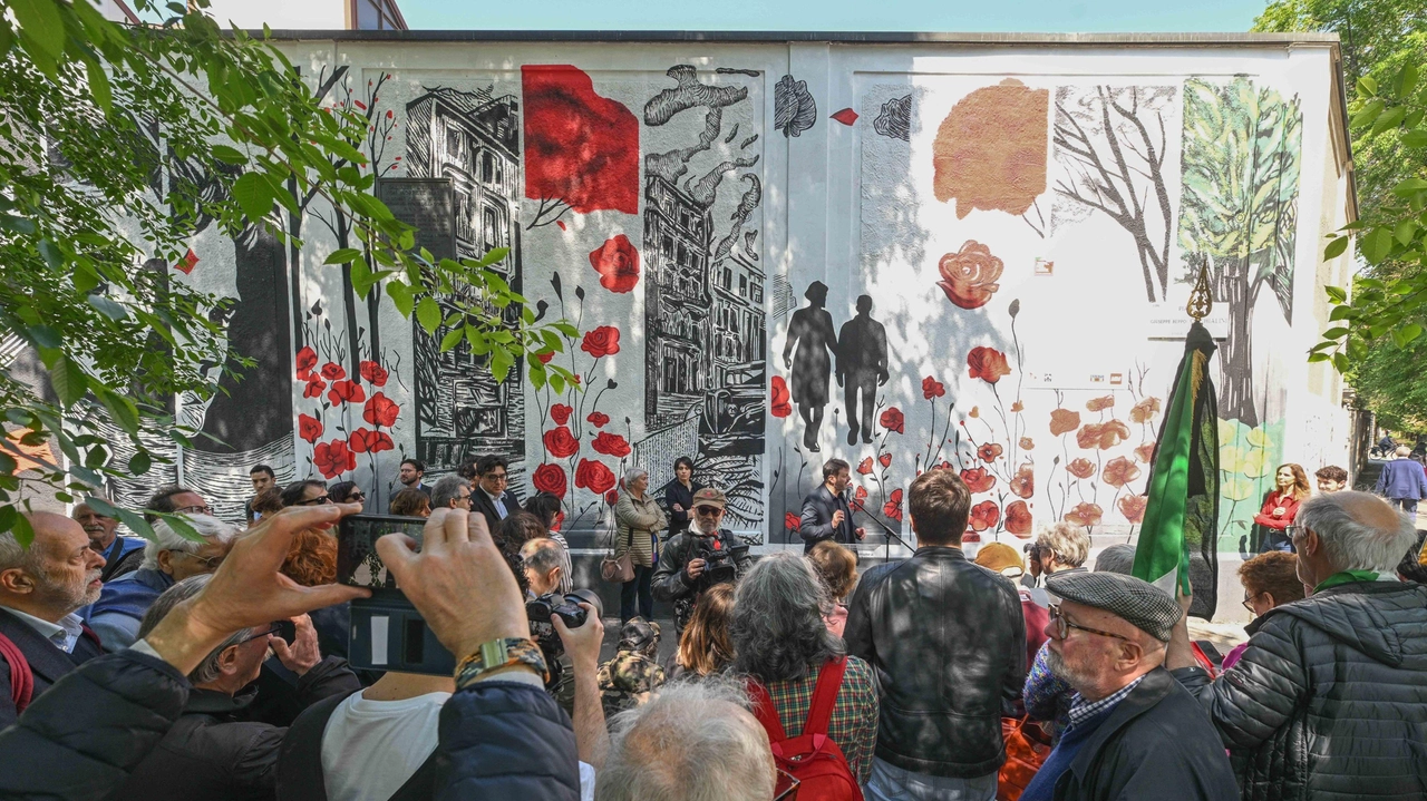 L’inaugurazione del murale in piazza Occhialini Foto Fasani/Ansa