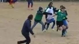 Le violenze nei confronti degli arbitri sono una grande piaga per tutto il movimento dilettantistico e giovanile Le violenze nei confronti degli arbitri sono una grande piaga per tutto il movimento dilettantistico e giovanile