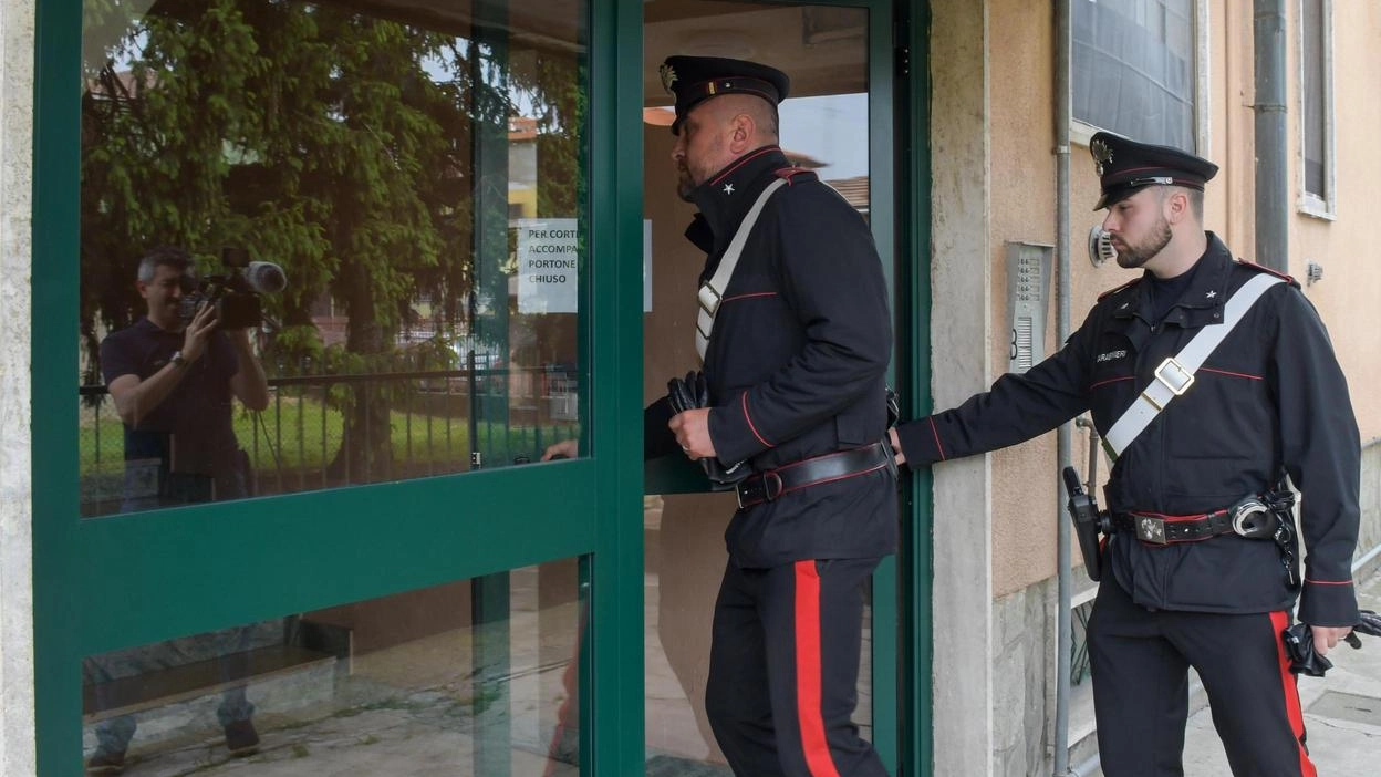 I carabinieri sul luogo dell'omicidio a Settala I carabinieri sul luogo dell'omicidio a Settala