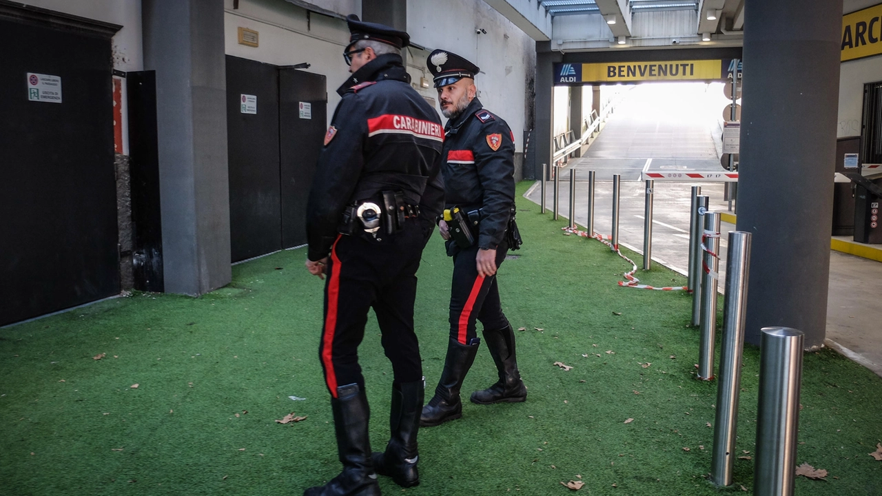 Il sopralluogo dei carabinieri nell’area di carico e scarico merci di via Valtellina Il sopralluogo dei carabinieri nell’area di carico e scarico merci di via Valtellina