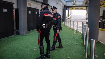 Molestie del branco fuori dalla discoteca: le mani addosso, la fuga in monopattino e l’aiuto del buttafuori