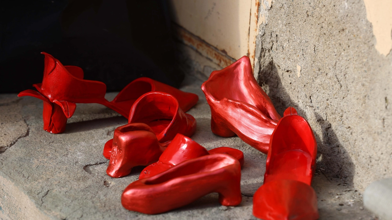 Scarpe rosse, il simbolo della violenza sulla donne