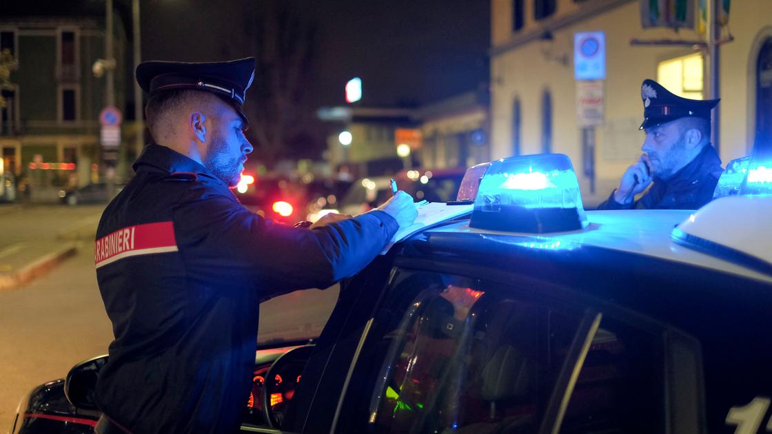 Accerchiati e rapinati da un gruppo di sei maranza armati di una pistola e tirapugni: incubo a Milano Accerchiati e rapinati da un gruppo di sei maranza armati di una pistola e tirapugni: incubo a Milano
