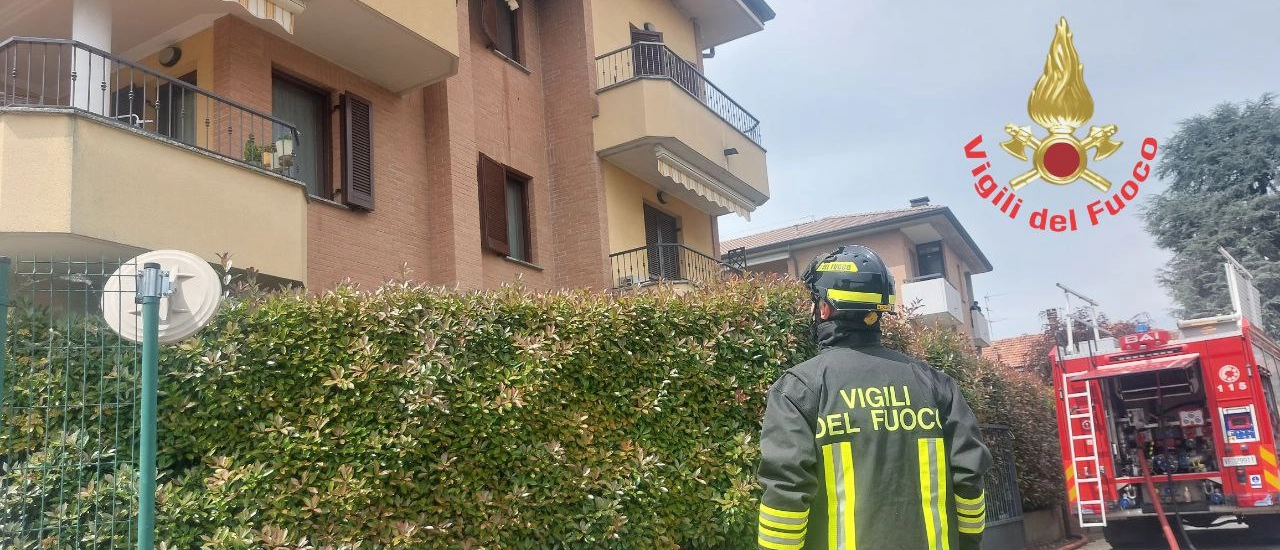 Incendio a Cesano Maderno, fiamme in un appartamento di un palazzo: morto il gatto