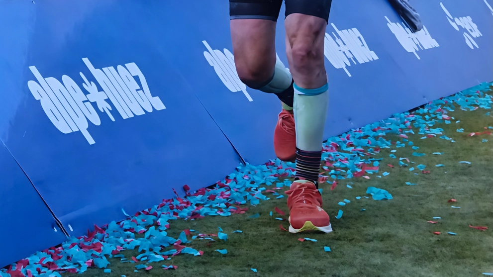 Marco Del Regno, ex calciatore e ora triatleta, ha completato nove Ironman e si prepara per la decima sfida. La passione per lo sport lo spinge a superare limiti e fatiche, nonostante l'avanzare dell'età. Marco Del Regno, ex calciatore e ora triatleta, ha completato nove Ironman e si prepara per la decima sfida. La passione per lo sport lo spinge a superare limiti e fatiche, nonostante l'avanzare dell'età.