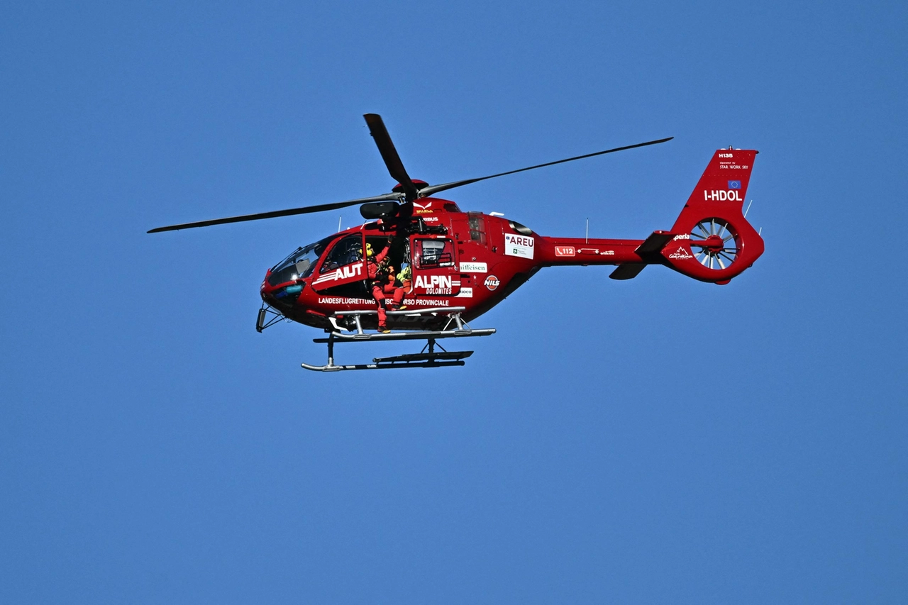 L'elicottero che ha trasportato lo sciatore svizzero Gino Caviezel in ospedale dopo la terribile caduta nel Super G di Bormio