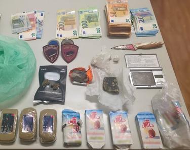 I “postini“ della droga di Niguarda. Hashish nella cassetta delle lettere I “postini“ della droga di Niguarda. Hashish nella cassetta delle lettere