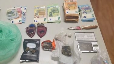 Presi un 20enne e un 18enne: in casa quasi un chilo di stupefacenti e 11mila euro Presi un 20enne e un 18enne: in casa quasi un chilo di stupefacenti e 11mila euro