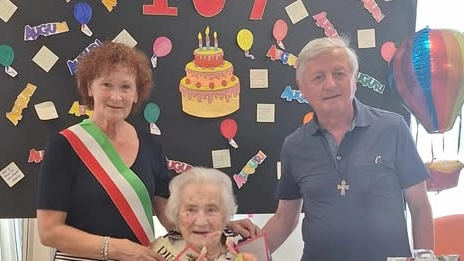 Angela Bariola ha festeggiato il traguardo dei 107 anni Angela Bariola ha festeggiato il traguardo dei 107 anni