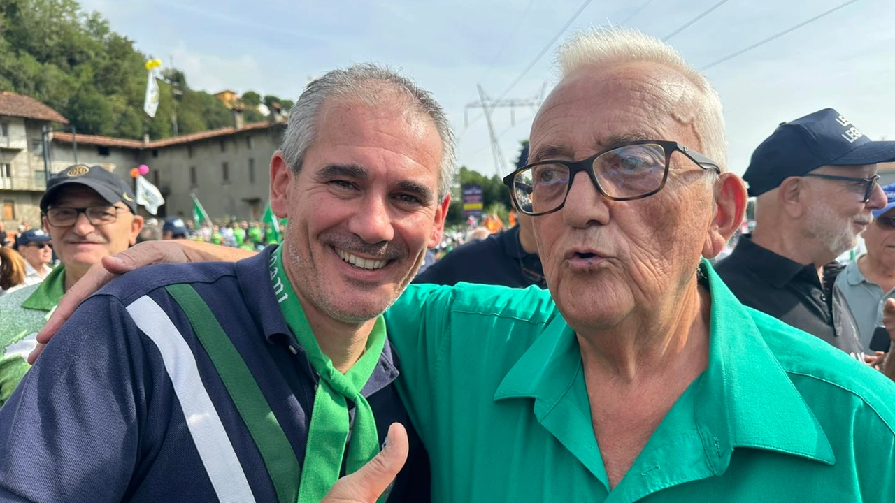 L’ex deputato Paolo Grimoldi con l’ex ministro della Lega Mario Borghezio