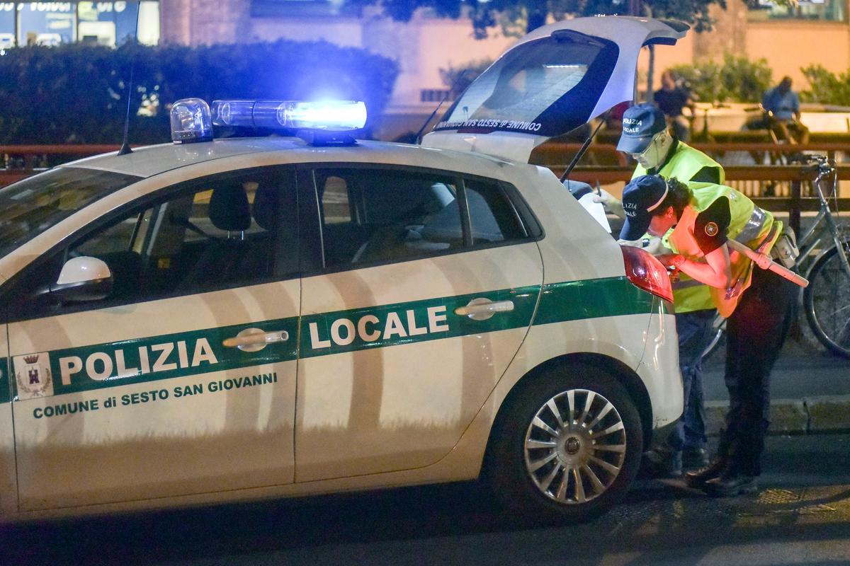 Dramma a Milano, ragazzo di 17 anni cade in bici sulla ciclabile in via Omero: è gravissimo Dramma a Milano, ragazzo di 17 anni cade in bici sulla ciclabile in via Omero: è gravissimo
