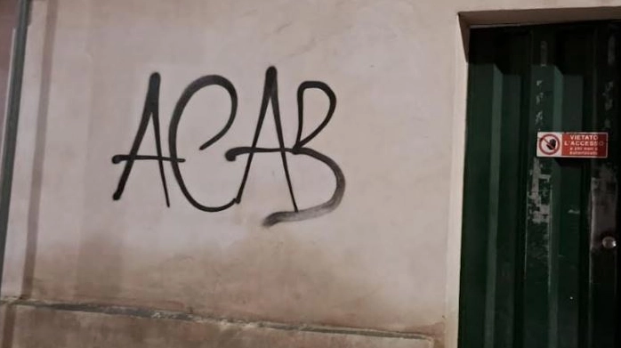 La sigla sta per "All Cops Are Bastard"