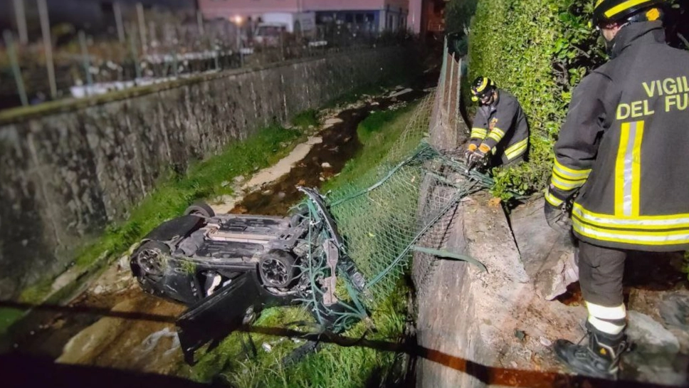 L'auto finita nel torrente Torsera L'auto finita nel torrente Torsera